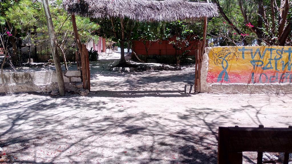 Twisted Palms Lodge & Restaurant Bwejuu Extérieur photo