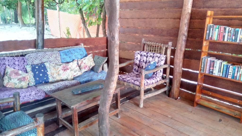 Twisted Palms Lodge & Restaurant Bwejuu Extérieur photo